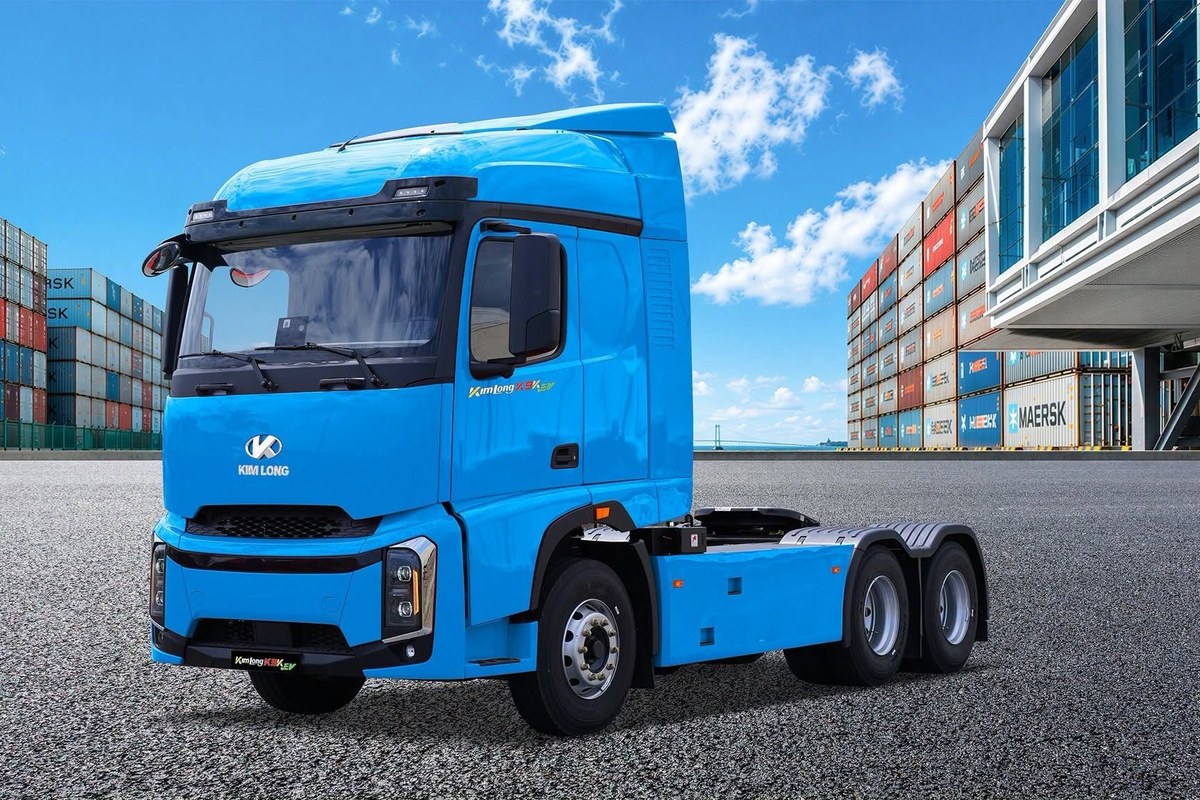 Xe đầu kéo điện Kim Long K9KEV màu xanh tại bãi container