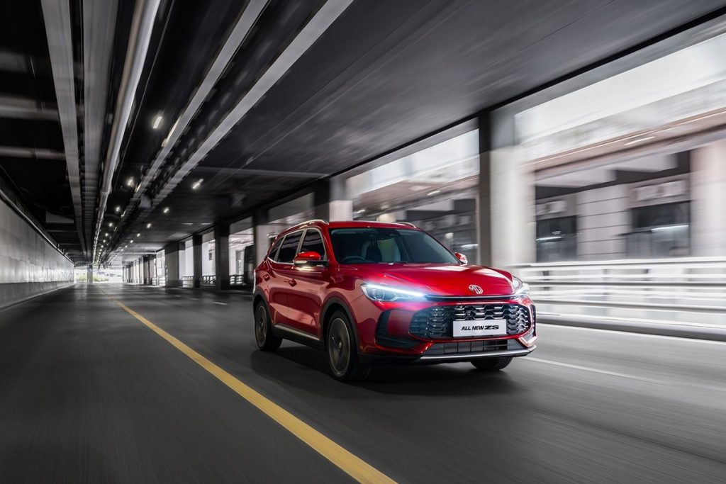 All New MG ZS màu đỏ chạy trong đường hầm