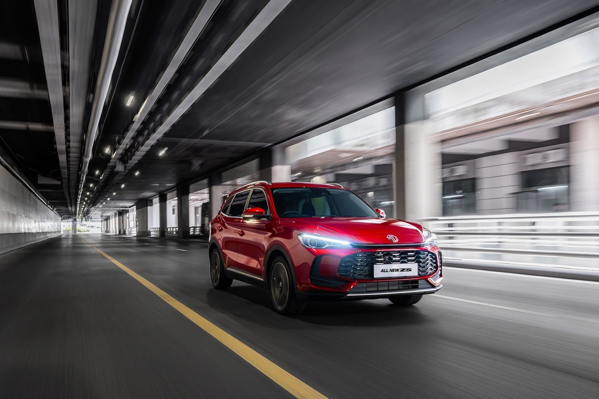All New MG ZS màu đỏ chạy trong đường hầm