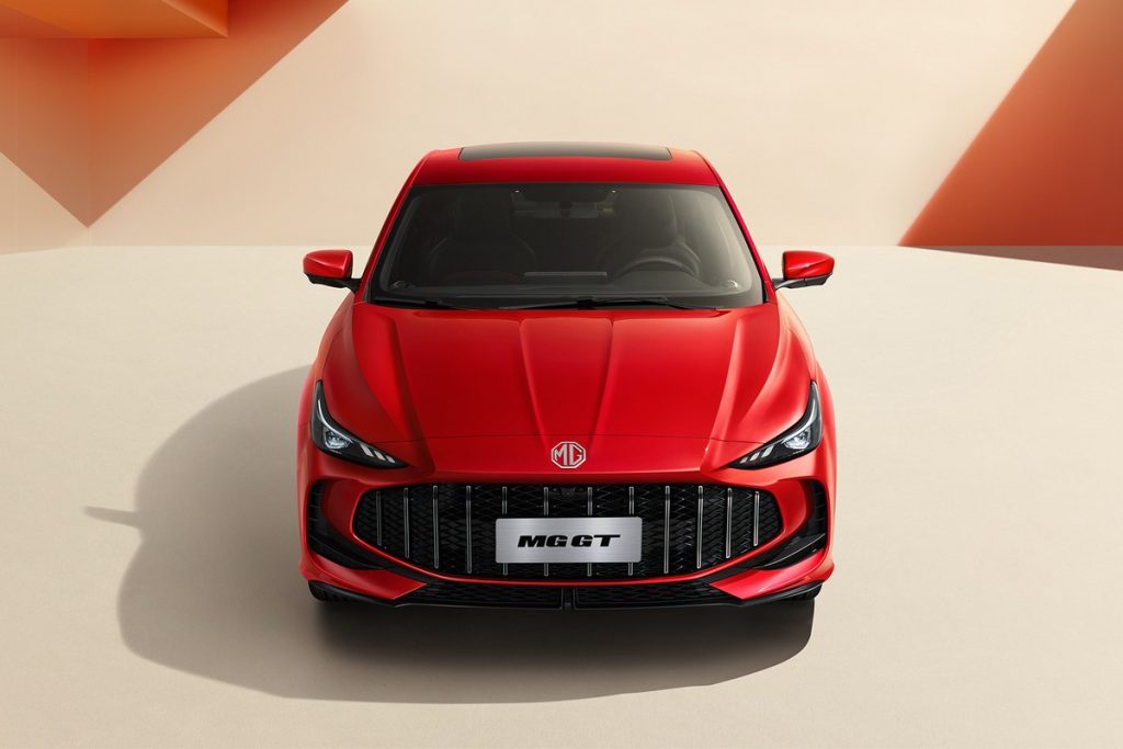 MG GT màu đỏ nhìn chính diện