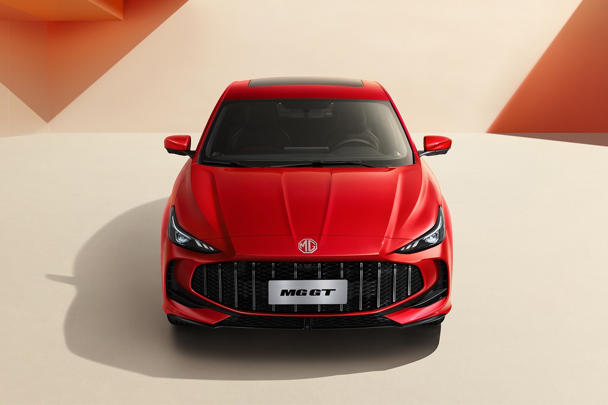 MG GT màu đỏ nhìn chính diện