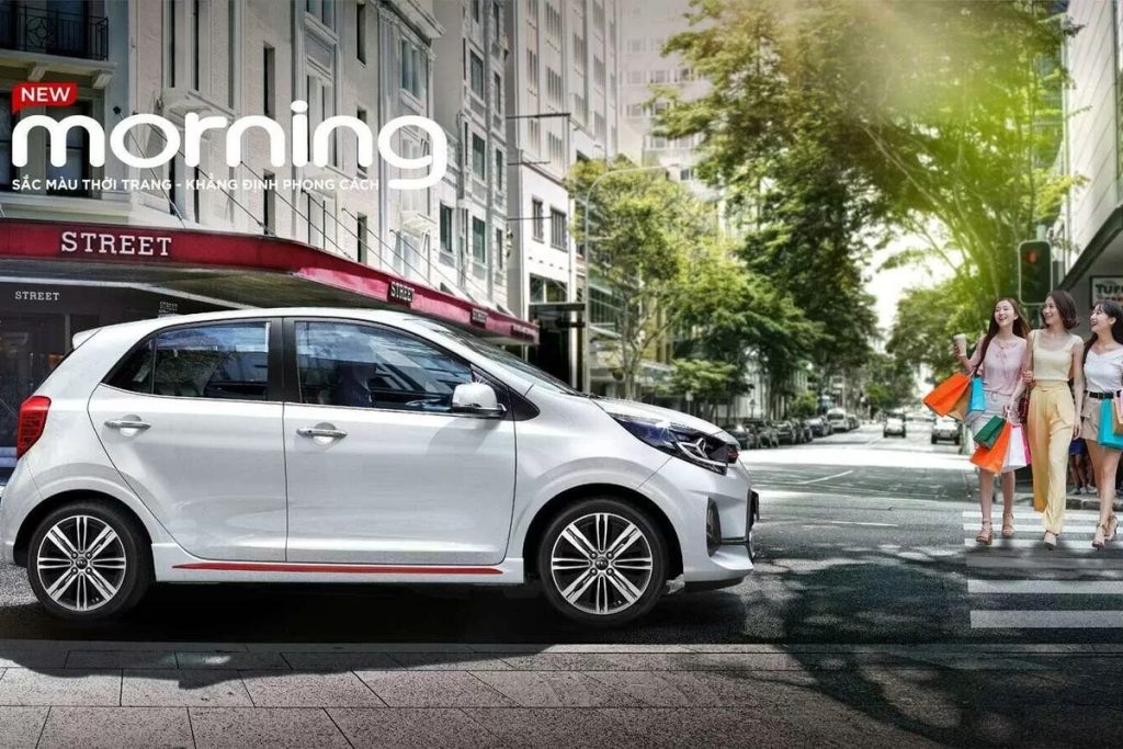 Kia Morning màu trắng trên đường phố