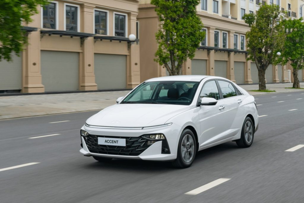 New Hyundai Accent màu trắng chạy trên đường phố