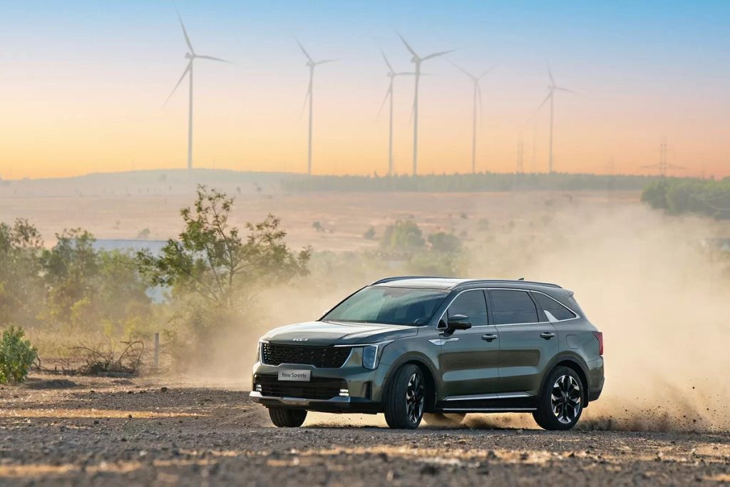New Sorento chạy trên đường đất bụi mù