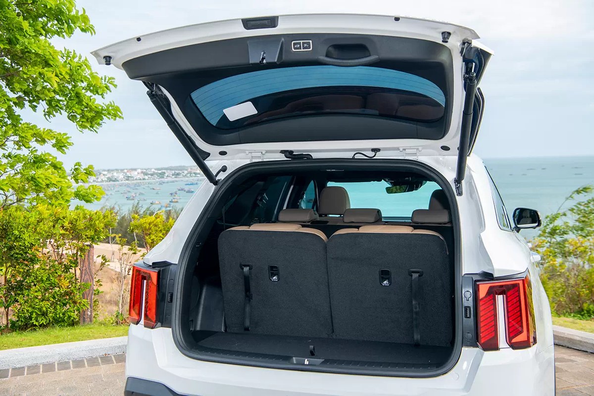 Khoang hành lý của New Sorento khi mở cốp
