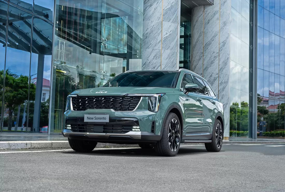 New Sorento màu xanh đỗ trước tòa nhà