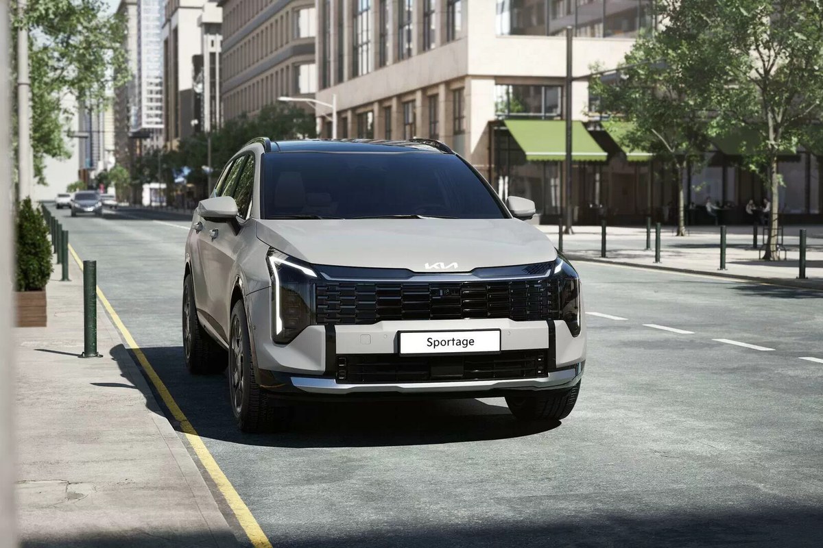 New Sportage Hybrid nhìn từ phía trước trên đường phố