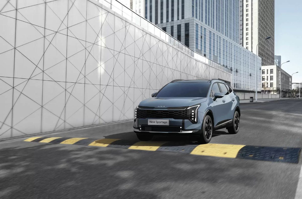 New Sportage Hybrid đi qua gờ giảm tốc
