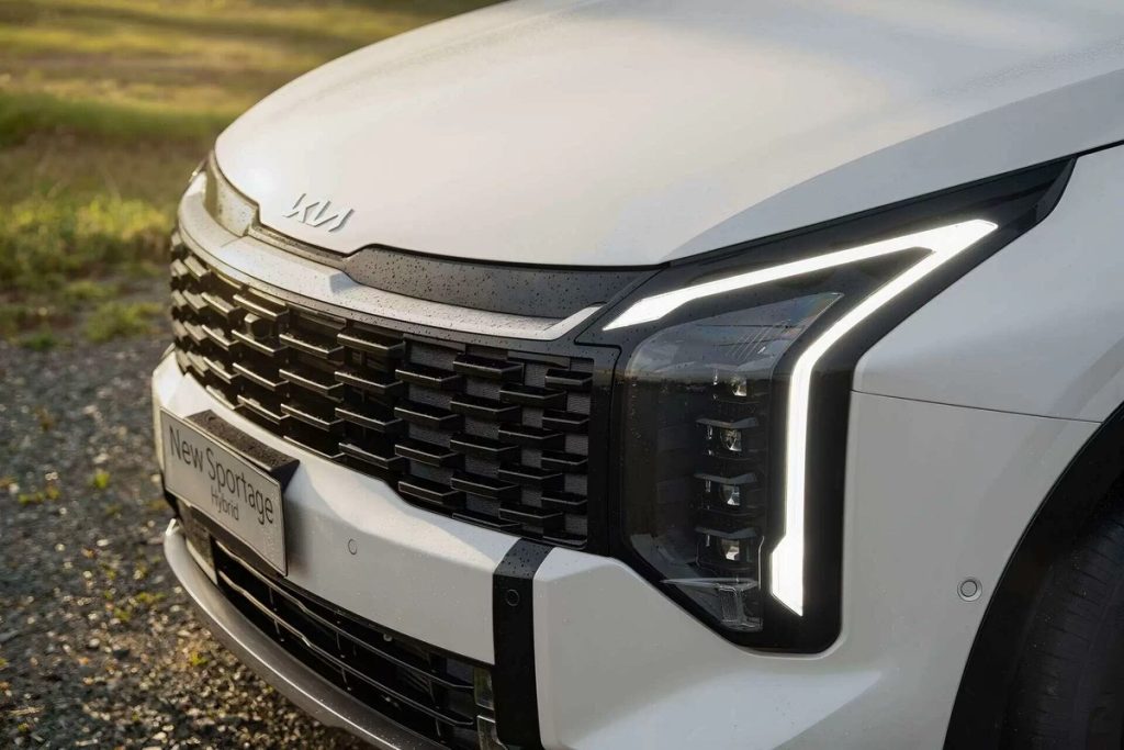 Phần đầu xe New Sportage với lưới tản nhiệt họa tiết 3D