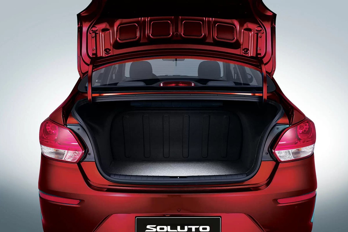 Phần đuôi Kia Soluto với cốp mở rộng