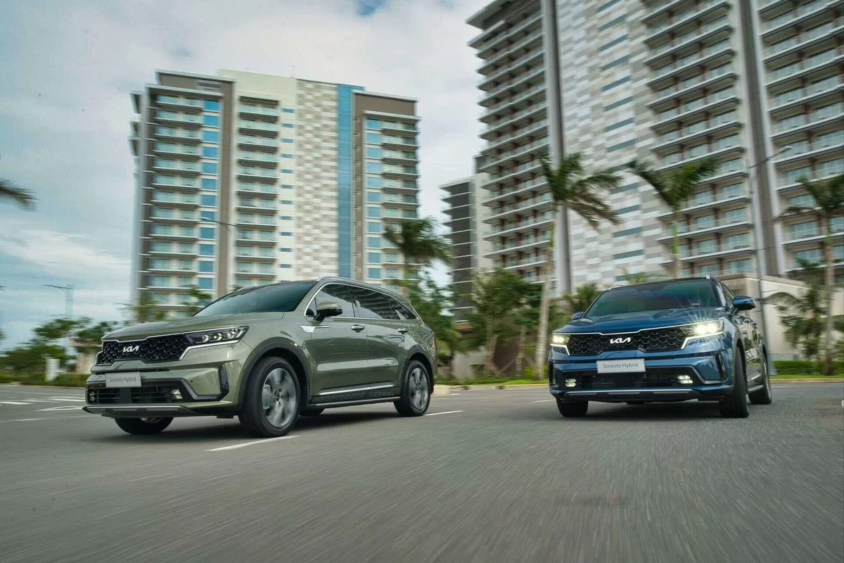 Hai chiếc Sorento Hybrid chạy song song trên đường