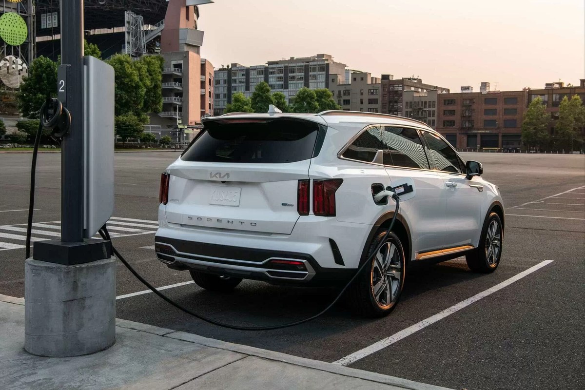 Sorento Plug-in Hybrid màu trắng cắm sạc tại trạm
