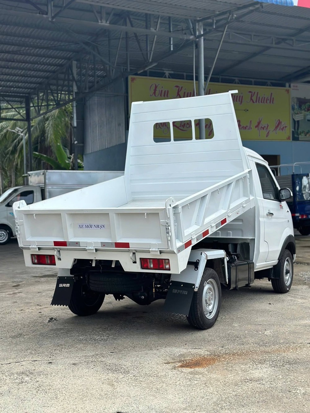 Xe ben SRM T15 nâng thùng ben nhìn từ phía sau