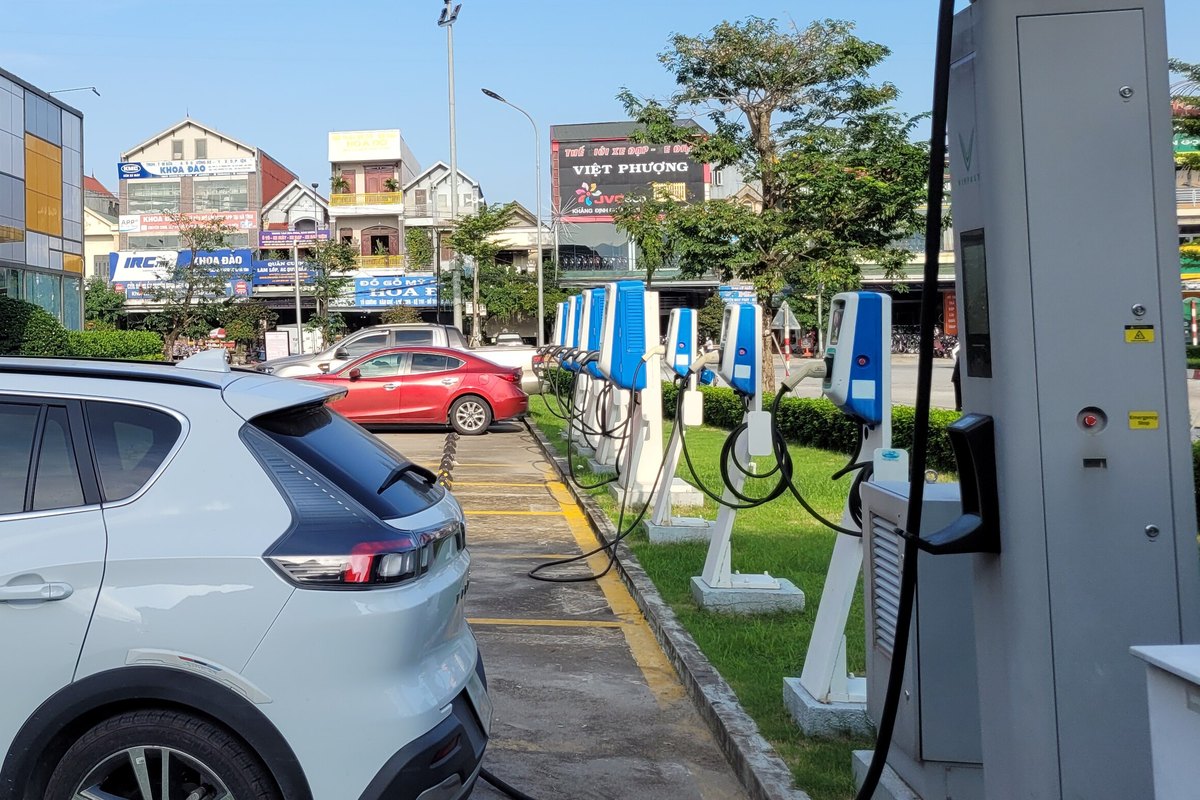 Hàng trụ sạc xe điện tại một bãi đỗ xe công cộng
