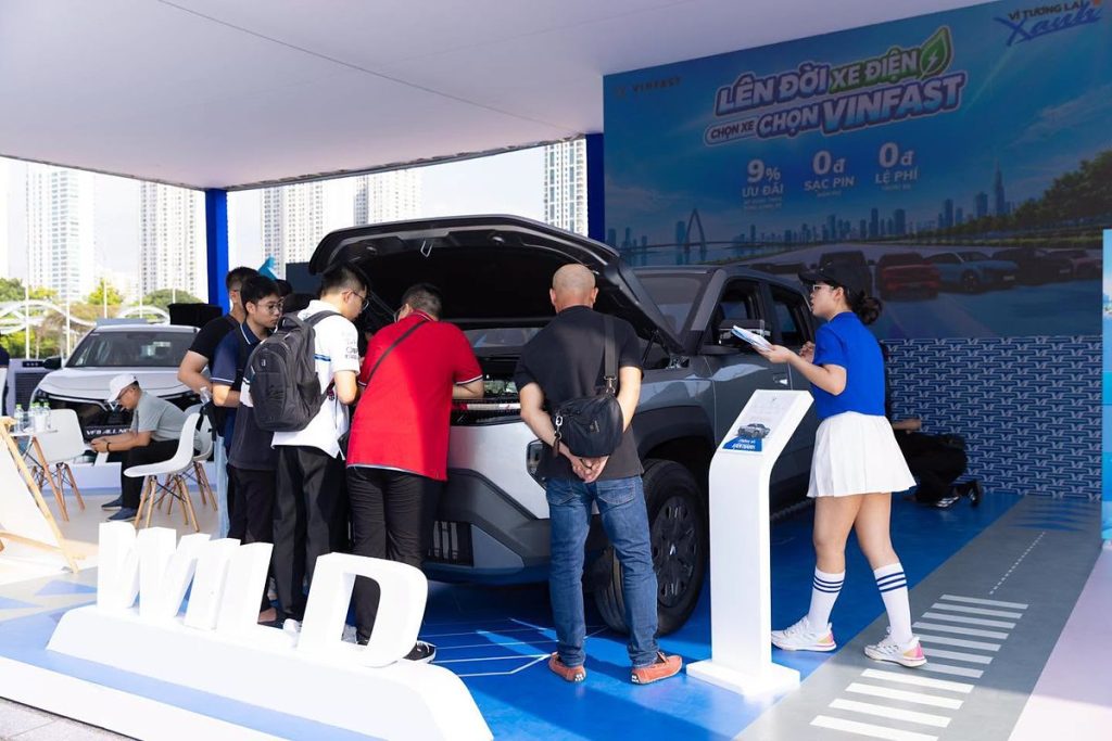Khách tham quan tìm hiểu VinFast VF Wild tại gian hàng VinFast