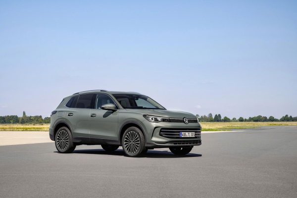 Tiguan màu xám nhìn chéo phía trước